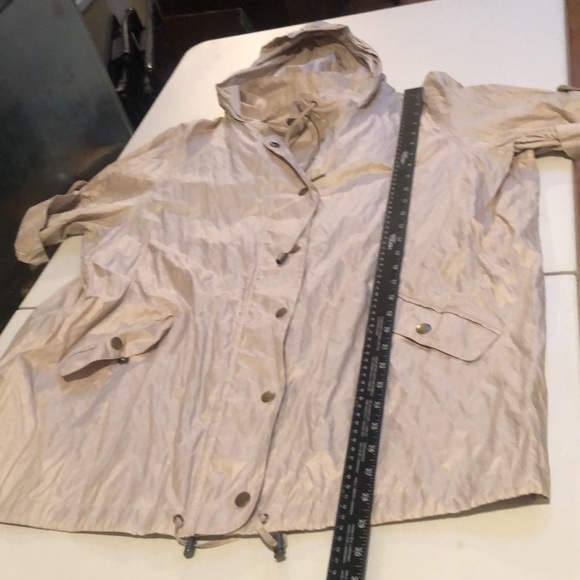 Chico’s Zenergy size XL 14-16 tan windbreaker with a bit of shimmer - Picture 13 of 16